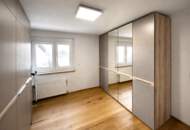 Stilvolle Doppelhaushälfte mit Garten, Designküche und überdachter Terrasse