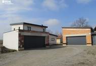 Modernes Einfamilienhaus mit Garage, Garten und großzügigem Nebengebäude