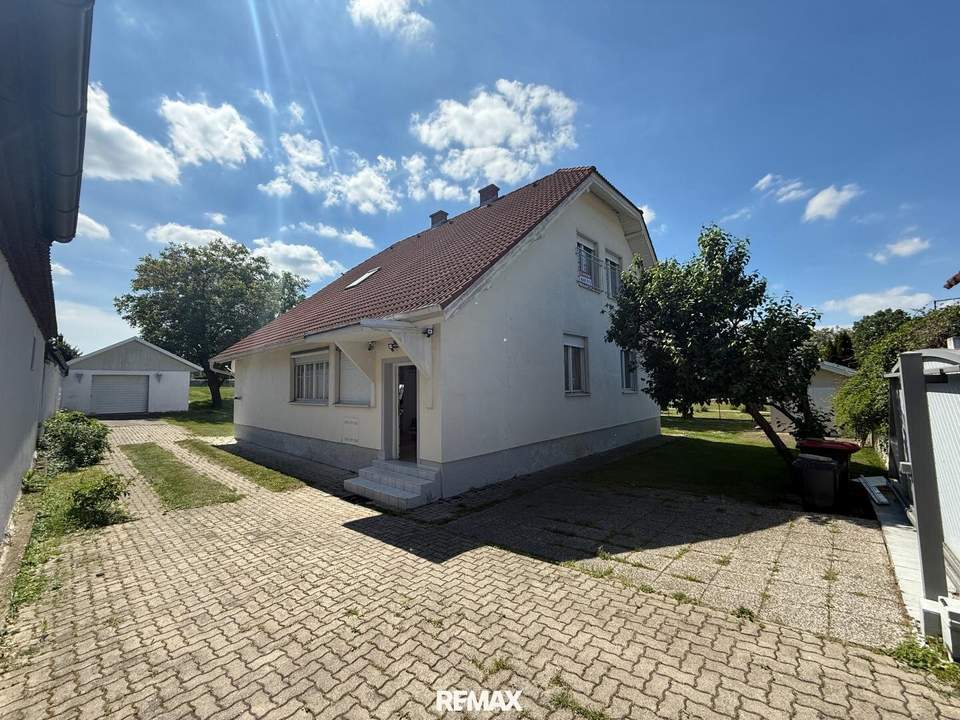Villa mit Wintergarten und Nebengebäude auf 1.303 m2 Grund !