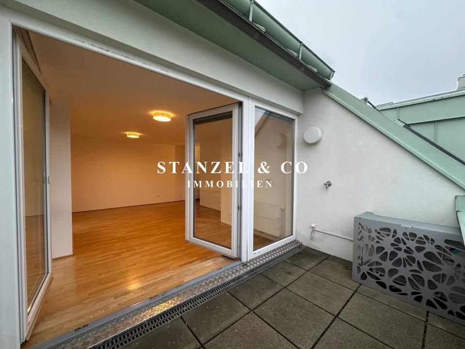 SONNIGES &amp; MODERNES TERRASSENDACHGESCHOSS