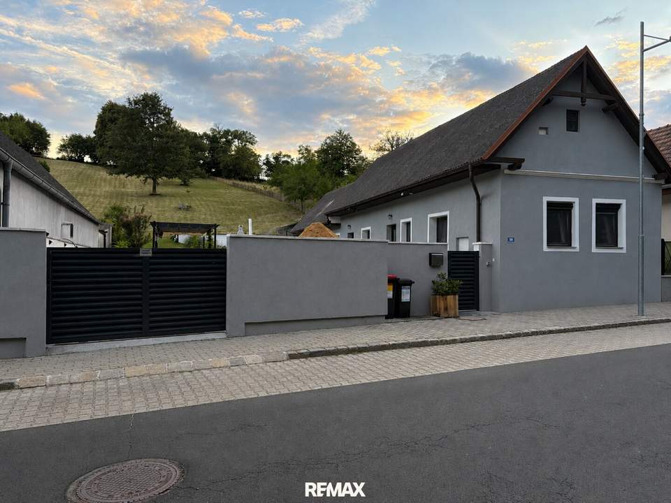 Modernisierter Streckhof mit großzügigem Grundstück und ausgebauten Nebengebäude