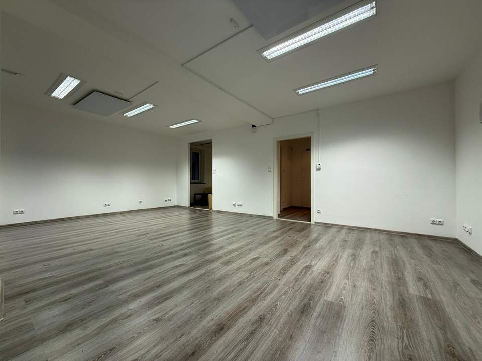 Charmante Büro- oder Geschäftsfläche mit großer Glasfront