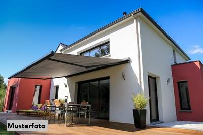 Modernes Einfamilienhaus mit Pool, großzügigen Terrassen und Garagenanbau