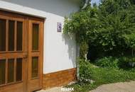 Einfamilienhaus mit Nebengebäuden und Garten