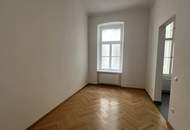 UNBEFRISTET - Repräsentative 9-Zimmer Altbauwohnung mit Balkon und Blick auf das Rathaus – ca. 293 m² in bester Innenstadtlage - auch ideal als Büronutzung