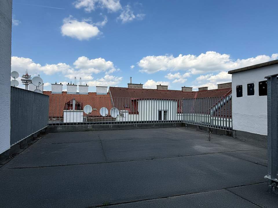 Erstbezugs DG-Wohnung o. Dachschrägen I ca. 35m² große Dachterrasse Innenhof liegend I Luftwärmepumpe, Klimaanlage u.v.m.!