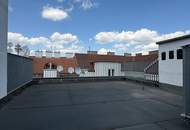 Erstbezugs DG-Wohnung o. Dachschrägen I ca. 35m² große Dachterrasse Innenhof liegend I Luftwärmepumpe, Klimaanlage u.v.m.!