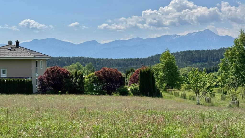 Velden - Köstenberg: Besonderes Panorama-Baugrundstück in sonniger Lage über der Nebelgrenze