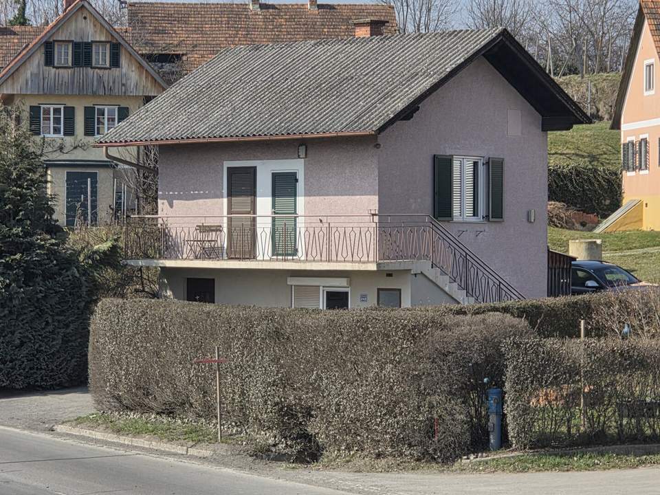 Älteres Kleinwohnhaus mit Potenzial samt Südbalkon mit Aussicht