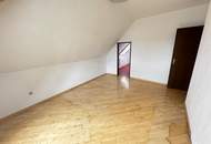 Schöne helle Dachgeschosswohnung in zentraler Lage