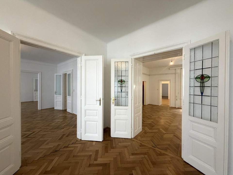 Repräsentatives Altbaubüro in der Wiener Innenstadt // Prestigious Office in a Historic Viennese Building in Vienna’s City Centre //