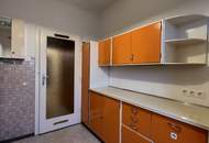 Direkt bei Schönbrunn! Kleine DG-Wohnung mit Terrasse und Gratisparkplatz!