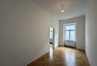 Kleine Wohnung mit Blick in den Innenhof // Tiny Apartment with view in the inner court yard //