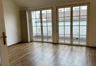 Tolle 3-Zimmer DG-Wohnung mit Balkon - teilweise hohe Räume im Altbau mit 1xSchlafzimmer in den Innenhof - WG geeignet