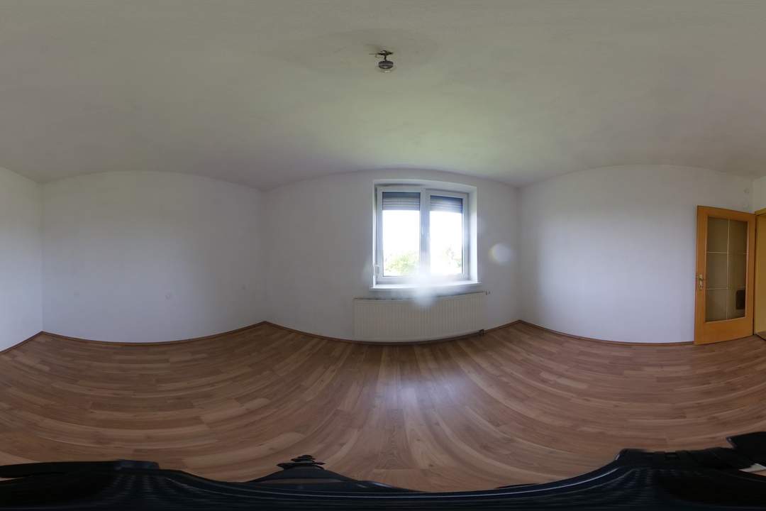 Einfamilienhaus mit Nebengebäuden und Garten