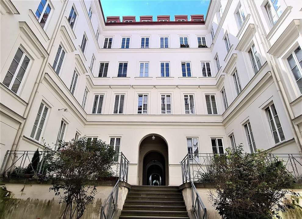 DACHGESCHOSS, MuseumsQuartier-Nähe, 64 m2 Altbau, Wohnküche, 2 Zimmer, 2er-WG-geeignet, Wannenbad, Hofruhelage, Burggasse