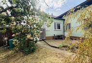 Entzückendes Einfamilienhaus mit Naturgarten, Nebengebäude und Carport