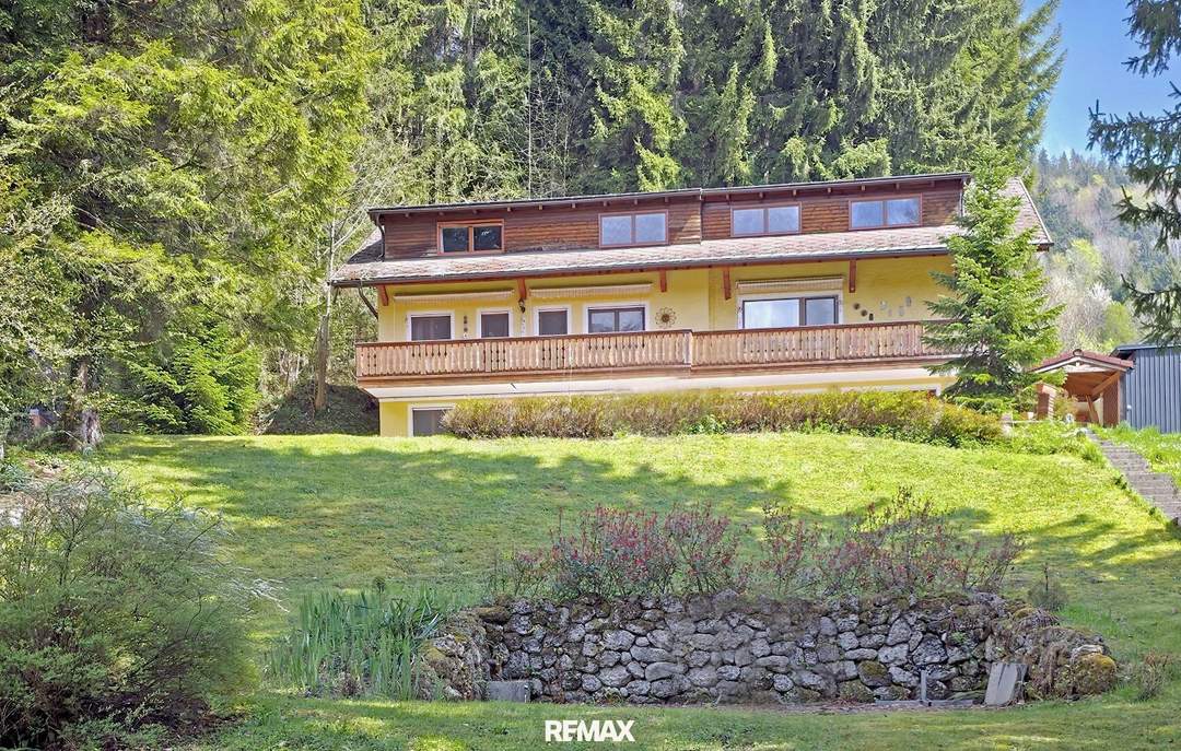 Mehrfamilienhaus auf drei Ebenen, Garten mit Teich & Bergblick