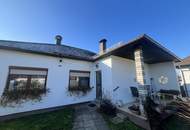 Haus in Grünruhelage mit offener Terrasse, Balkon und Garage