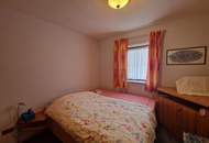 TRAUMHAFTER BUNGALOW FÜR ZWEI PERSONEN SAMT NEBENGEBÄUDE FÜR HOBBYRAUM, PARKÄHNLICHEM GARTEN MIT SCHWIMMTEICH ALS NATURPOOL DIREKT AN FELDER DER REGION ANGRENZEND