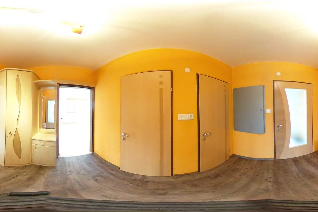 Gediegenes Stockhaus in grüner Umgebung