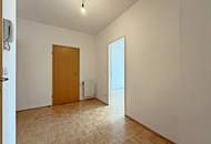 Sonnige 2 Zimmer Dachgeschoss Wohnung mit großzügigem Wohnbereich