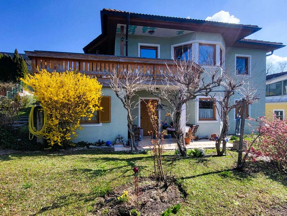 ELITÄRES, BARRIEREFREIES HAUS MIT PERSONENLIFT IN SCHÖNER ZENTRALER AUSSICHTSLAGE