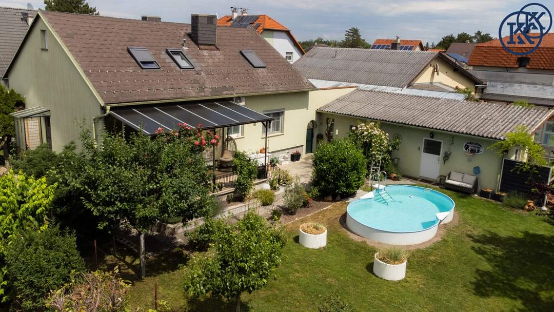 Einfamilienhaus mit großem Garten, sehr guter öffentlicher Anbindung und ausgezeichneter Infrastruktur in der Nähe des Badesees.