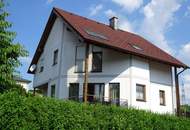 Wohnhaus in Siedlungsrandlage fast im Grünen mit Hochterrasse und kleinem Schwimmteich