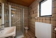 Charmantes Zweifamilienhaus mit traumhaftem Garten und Garage in Christkindl