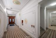 Sanierter Altbau mit modernem Neubau