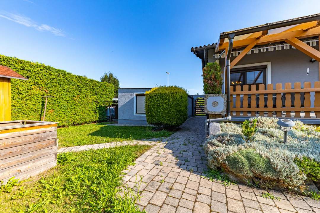 GROßZÜGIGES WOHLFÜHLHAUS MIT ZWEI GARAGEN, WERKSTATT, POOL UND TERRASSE IN NAPPERSDORF!