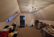 RARITÄT IN HOLLABRUNN: CHARMANTES, SANIERUNGSBEDÜRTIGES LANDHAUS MIT BAULANDRESERVE IN SEHR GUTER WOHNLAGE MIT HERRLICHEM GARTEN SAMT ALTBAUMBESTAND