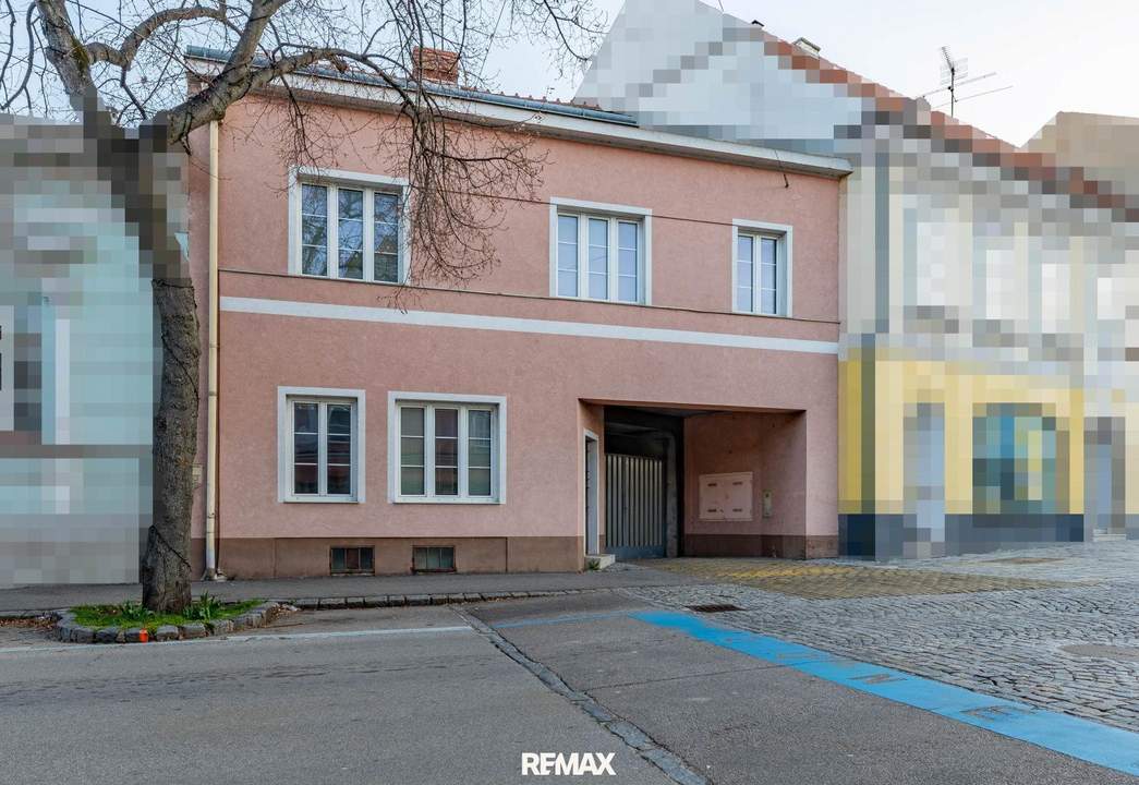 Stadthaus direkt am Hollabrunner Hauptplatz mit 2 Garagen - ideal zum Wohnen & für gewerbliche Nutzungen!