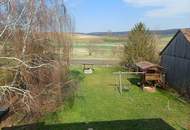 Gediegenes Stockhaus in grüner Umgebung