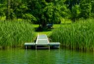 Direkt am Obertrumer See: Badegrundstück mit Steg, Boje & Weinfass-Schlafplatz