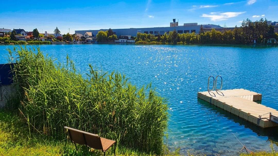 Zu heiß? Dann springen Sie einfach in Ihren eigenen See! Baugrundstück mit eigenem und direktem Seezugang nur 10 Minuten von Wien entfernt