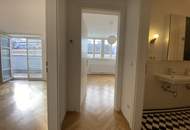 Helle Dachgeschoss-Wohnung im Botschaftsviertel // Bright top floor apartment in embassy quarter