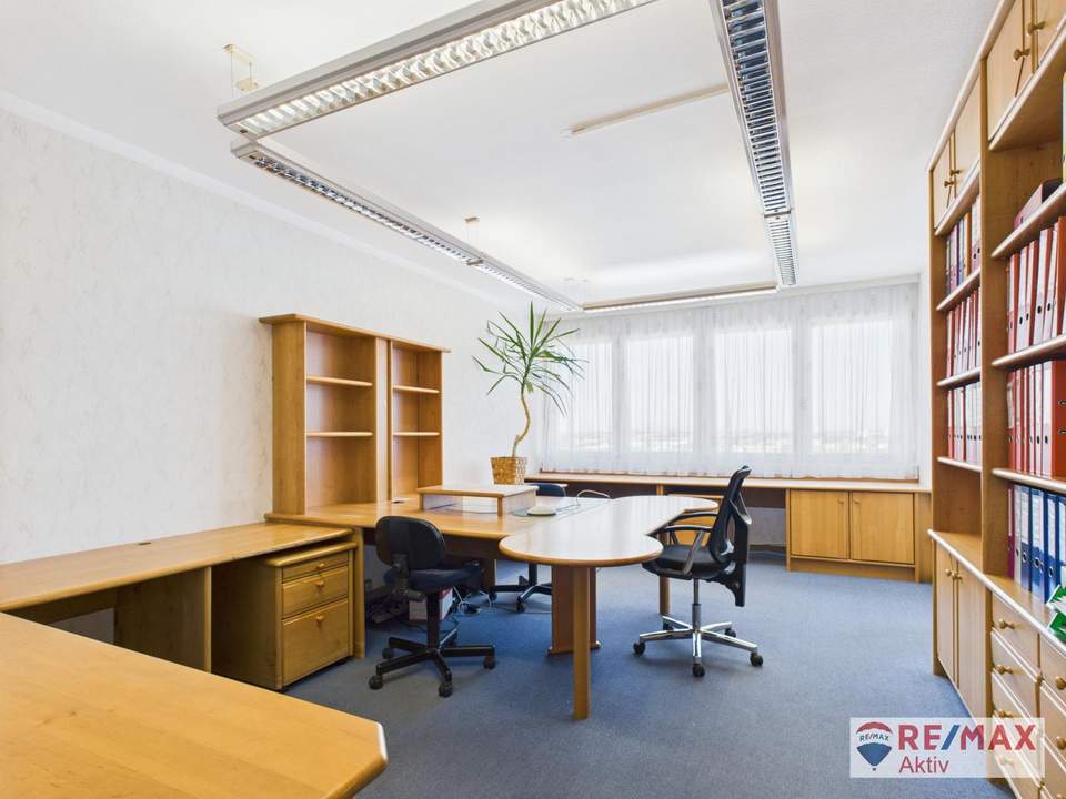 Helle 3,5-Zimmer-Wohnung im 6. Stock mit Aufzug – ideal als Büro oder Wohnung