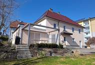 Familienhaus mit Pool, 4 Garagen und Nebenflächen