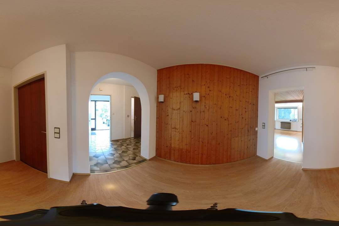 Helle und großzügige Mietwohnung mit zusätzlichem, ca. 100 m² großem, ausgebautem Kellerbereich