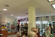 Vielseitig nutzbare (optional vollmöblierte) Geschäfts-/Ordinationsfläche im florierenden Einkaufs-/Vitalzentrum Muldenstraße mieten und von der hohen Kundenfrequenz profitieren! Provisionsfrei!