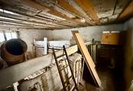 Sanierungsbedürftiges Bauernhaus, mit alten Stallungen und einem offenen Stadl, am Dorfplatz!