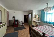 Sanierungsbedürftiges, preiswertes Einfamilienhaus mit Nebengebäuden