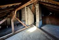 Raum für Visionen: Rohdachboden inklusive Magazin in ruhiger Lage!