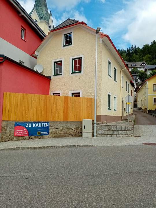 Preisreduktion - Teilsaniertes Wohnhaus mit großzügiger Wohnfläche im Zentrum