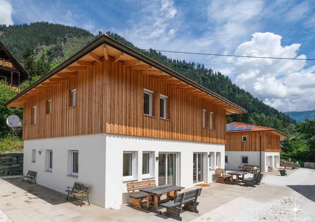Etabliertes Ferienhaus-Ensemble am Millstätter See. Zwei moderne Häuser mit bestehender Vermietung. Investment.