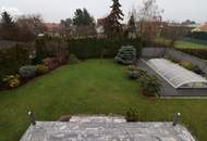 Luxuriöses Wohnen: Designhaus mit Garten, Pool und geräumiger Garage