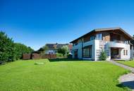 Exklusivität und Privatsphäre pur auf 2.610 m2 Grundfläche! Von der Terrasse in den Schwimmteich.