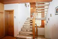 Großzügiges Ein-/Zweifamilienhaus mit ausgebautem Dachgeschoss, zwei Garagen und Garten in Paudorf